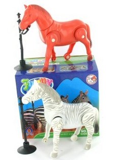 MAN&Egrave;GE CHEVAL & Z&Egrave;BRE DANS SA BO&Icirc;TE