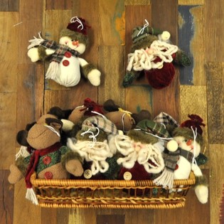 BONHOMME DE NEIGE & PÈRE NOËL EN PELUCHE DANS UN PANIER - MODÈLE 3 (12 pcs)