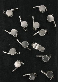 SIFFLETS D'ARBITRE EN M&Eacute;TAL (100 pi&egrave;ces)