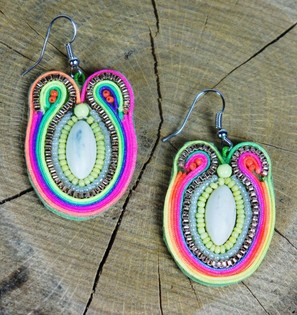 Boucles d'oreilles color&eacute;es style Ibiza (1 pc)