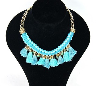 Collier de luxe style Ibiza avec pompons bleus (1 pc)