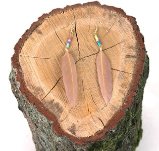 BOUCLES D'OREILLES STYLE IBIZA AVEC PLUME BEIGE (1 pc)
