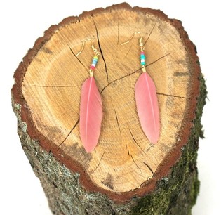 Boucles d'oreilles style Ibiza avec plume - Rose poudr&eacute; (1 pce)