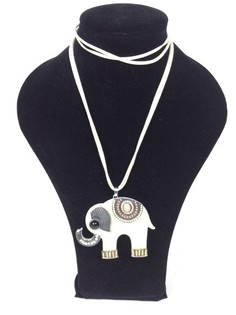 Collier avec &Eacute;l&eacute;phant Cr&egrave;me (1 pc)