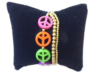 Bracelet color&eacute; style Ibiza avec signes peace (1 pc)