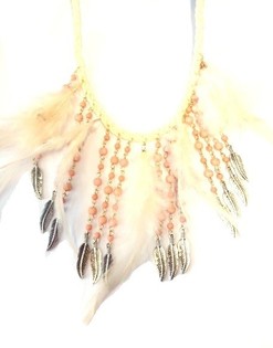 Collier Saumon avec perles et plumes (1 pc)