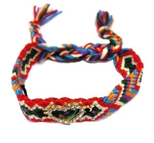 BRACELET TRESS&Eacute; STYLE IBIZA MULTICOLORE AVEC C&OElig;UR EN STRASS (1 pc)