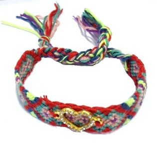 Bracelet Tress&eacute; Multicolore Style Ibiza avec C&oelig;ur en Strass (1 pc)