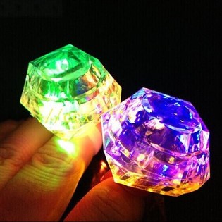 Bagues Lumineuses sur Pr&eacute;sentoir (36 pcs) - Bagues LED