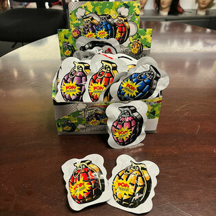 Pr&eacute;sentoir de sachets p&eacute;tards grenades (100 pi&egrave;ces)